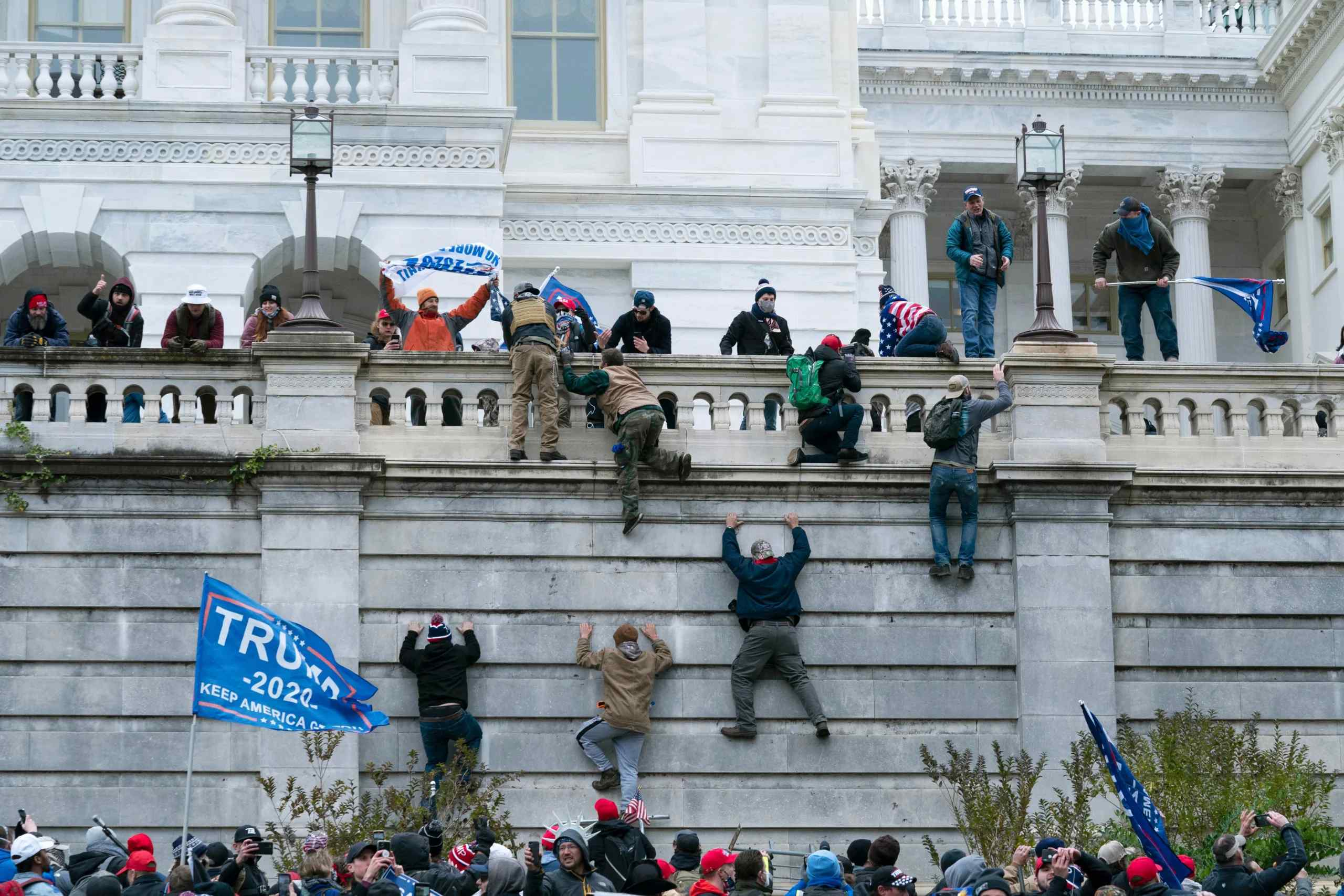 Mob attacking US capital hill